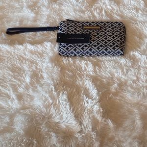 NWT Tommy Hilfiger Signature Jacquard Wristlet